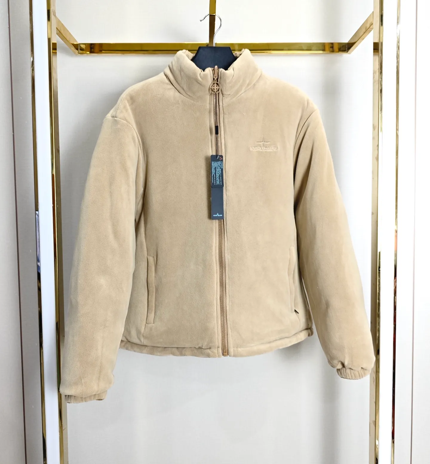 P340 (reverse picture) Stone Island double-sided thickened olley velvet embroidered cotton jacket. Color: black, military green, khaki, navy blue. Double-sided thickened ollie velvet. Thicker than most on the market. The reverse side is made of fine olley velvet with small particles. Double-sided design! Two clothes for one! Double the warmth! In addition, it has been treated with anti-static treatment, so it does not shed lint or stick to hair! The texture is quite good! Very high quality! Thousands of stitches of embroidery on the chest add a sense of design to the entire dress! The stand-up collar design makes the upper body look more energetic! It fits the neck very well and has better thermal insulation effect! Both the cuffs, hem and lining are all hemmed! Exquisite workmanship! More durable and less likely to deform! Pattern correction! Every detail is in place! The upper body effect is amazing, very firm! And it hides the flesh very well and makes you look slim! You can match it with whatever you want!